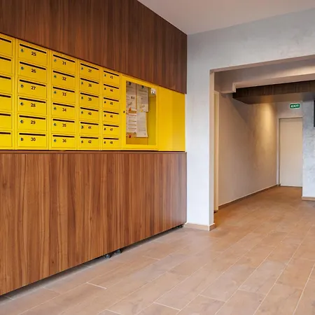 Kronsmart Apartment: Cozy Fireplace & Free Parking