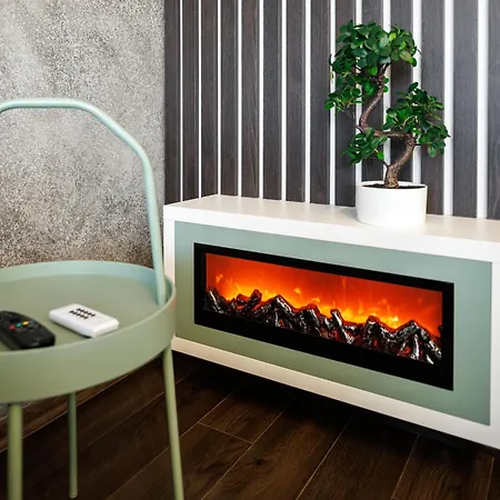 Lägenhet Kronsmart Apartment: Cozy Fireplace & Free Parking Braşov