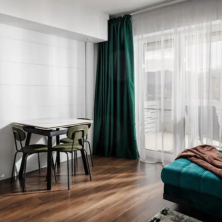 Kronsmart Apartment: Cozy Fireplace & Free Parking *