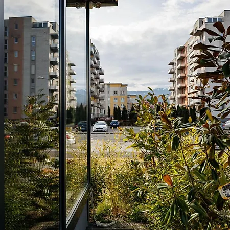 Kronsmart Apartment: Cozy Fireplace & Free Parking Braşov