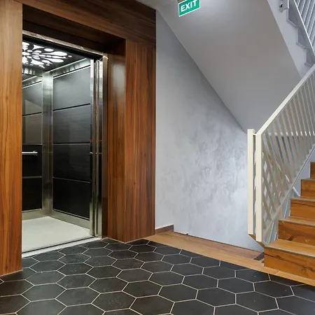 Kronsmart Apartment: Cozy Fireplace & Free Parking * 布拉索夫