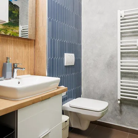 Kronsmart Apartment: Cozy Fireplace & Free Parking 公寓 *