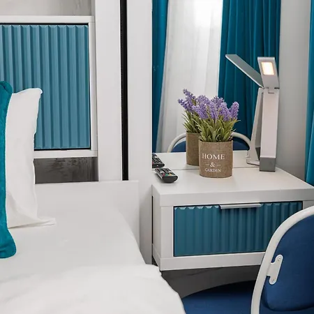 Kronsmart Apartment: Cozy Fireplace & Free Parking Brașov