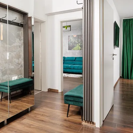 Kronsmart Apartment: Cozy Fireplace & Free Parking Apartment Brașov