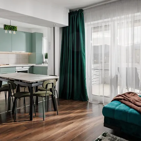 Kronsmart Apartment: Cozy Fireplace & Free Parking