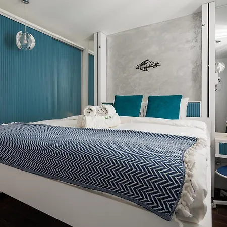 Kronsmart Apartment: Cozy Fireplace & Free Parking