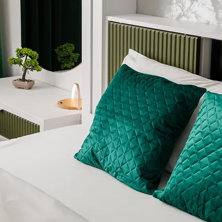 Kronsmart Apartment: Cozy Fireplace & Free Parking Apartment