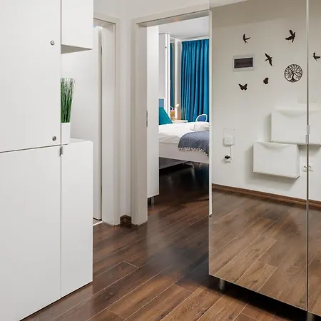 Kronsmart Apartment: Cozy Fireplace & Free Parking *