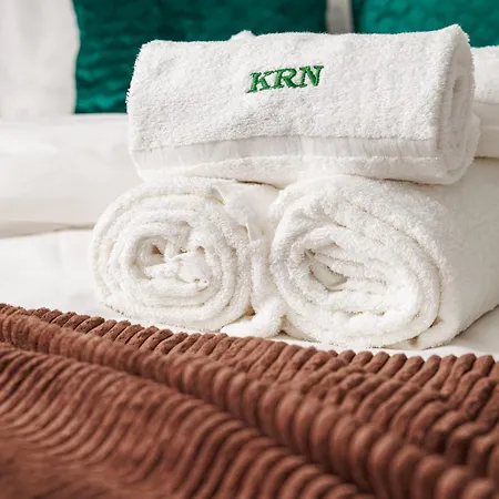 Kronsmart Apartment: Cozy Fireplace & Free Parking Brașov