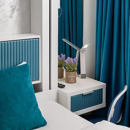 Kronsmart Apartment: Cozy Fireplace & Free Parking