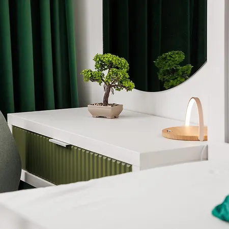 Kronsmart Apartment: Cozy Fireplace & Free Parking