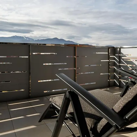 Kronsmart Apartment: Cozy Fireplace & Free Parking Apartment