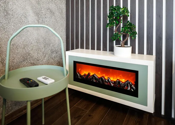 Lägenhet Kronsmart Apartment: Cozy Fireplace & Free Parking Braşov
