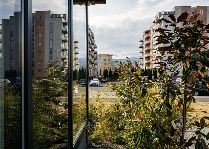 Kronsmart Apartment: Cozy Fireplace & Free Parking Braşov