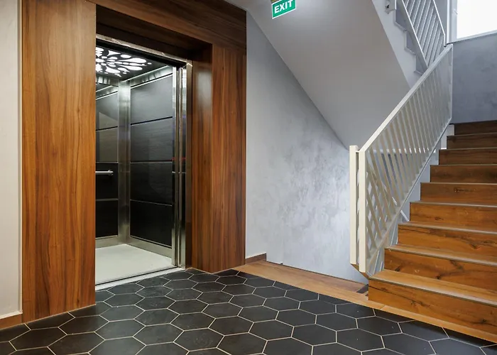 Kronsmart Apartment: Cozy Fireplace & Free Parking * Braşov