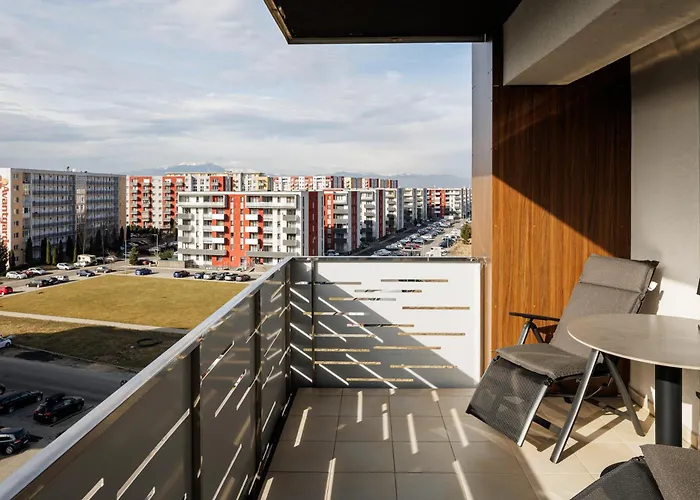 Kronsmart Apartment: Cozy Fireplace & Free Parking * Braşov