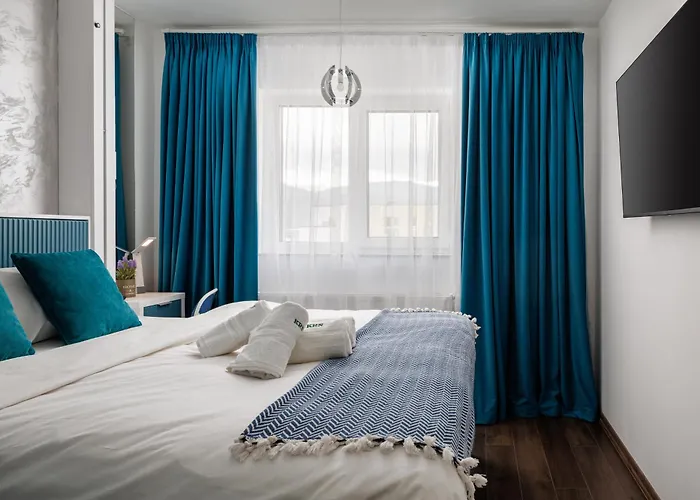 Kronsmart Apartment: Cozy Fireplace & Free Parking Braşov