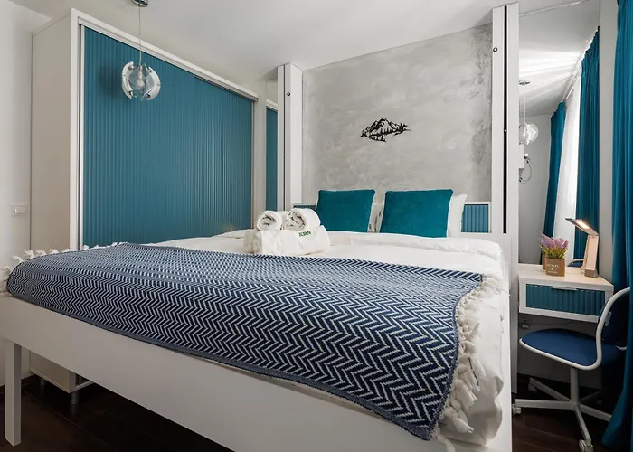 Kronsmart Apartment: Cozy Fireplace & Free Parking