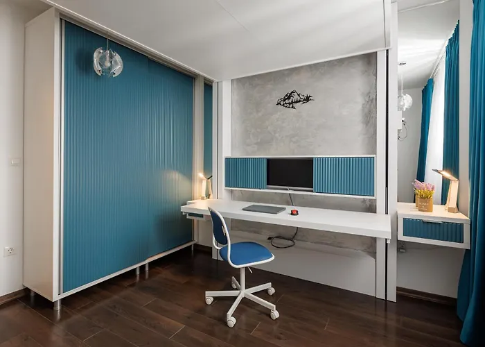 Lägenhet Kronsmart Apartment: Cozy Fireplace & Free Parking Braşov