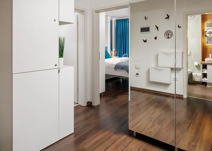 Kronsmart Apartment: Cozy Fireplace & Free Parking *