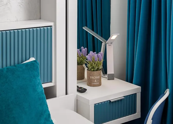 Kronsmart Apartment: Cozy Fireplace & Free Parking