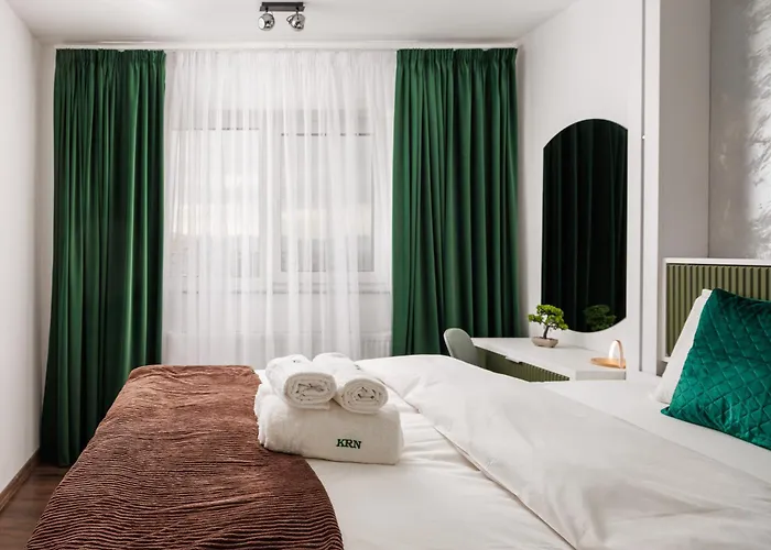 Lägenhet Kronsmart Apartment: Cozy Fireplace & Free Parking Braşov