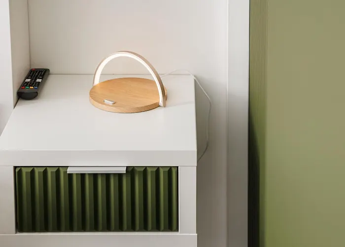 Kronsmart Apartment: Cozy Fireplace & Free Parking Braşov