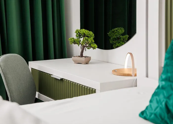 Kronsmart Apartment: Cozy Fireplace & Free Parking