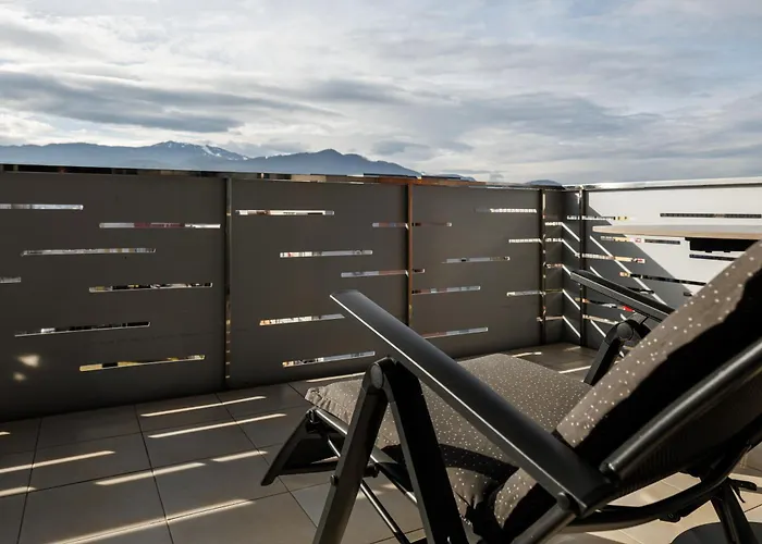 Kronsmart Apartment: Cozy Fireplace & Free Parking Apartment